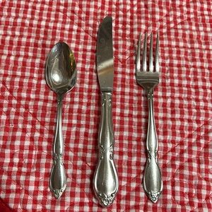 🌼🌿Oneida youth stainless silverware set. One spoon fork, and knife🌼🌿